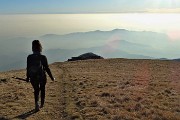 46 Dalla cima del Linzone ci abbassiamo con vista sulla pianura nella foschia